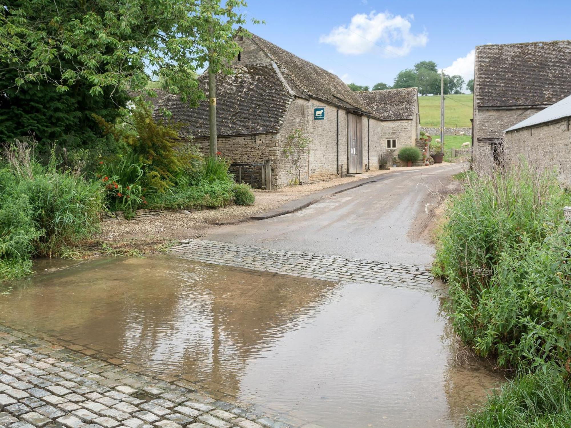 Flowers Barn Daglingworth Exterior foto